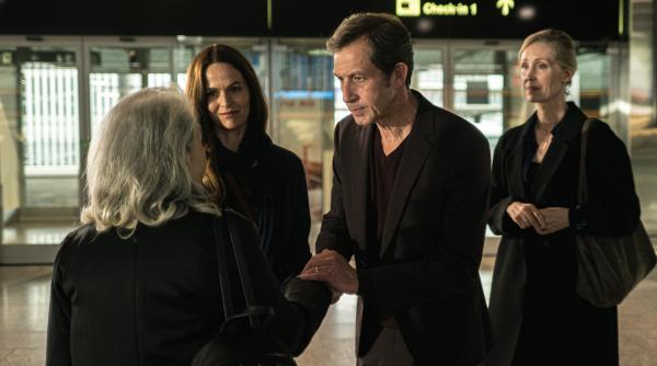 Bild 1 von 27: V. li. n. re.: Rahel Stein (Lena Rothstein) wird am Flughafen von Rabbinerin Rivka Lehmann (Hannah Ley), Marius Fontana (André Szymanski) und Sylvia Fontana (Silvina Buchbauer) empfangen.