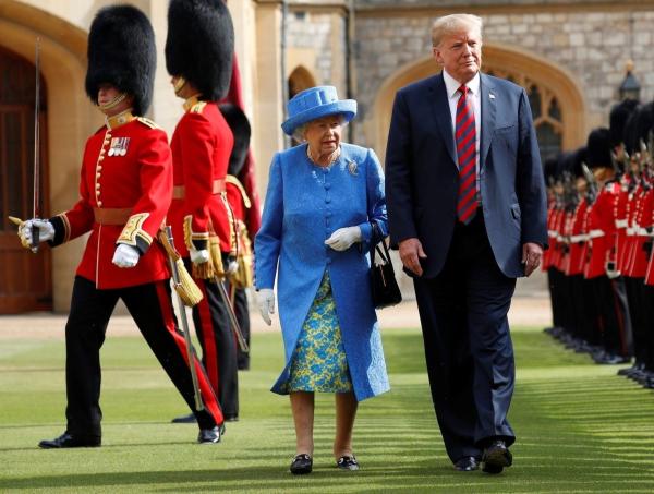 Bild 1 von 2: Als Donald Trump im Juli 2018 die Queen auf Windsor Castle besuchte, verstieß er gleich mehrfach gegen die Hofetikette: er ließ die Monarchin warten und lief vor ihr die Königliche Garde ab.