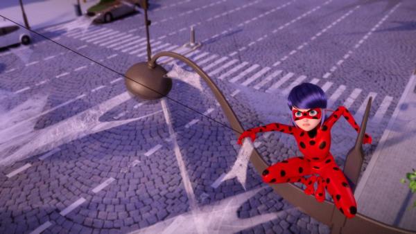 Bild 1 von 5: Marinette, Alya und Nino wollen ausgehen, doch Alyas überfürsorgliche Schwester Nora ist dagegen. Als Nino Nora zusichert, dass er Alya beschützen wird, stimmt Nora unter einer Bedingung zu: er muss zuvor einen Wettstreit gewinnen! Marinette kann es nicht erwarten und wendet einen Trick an, um Nino zum Sieg zu verhelfen. Plötzlich alleine und beunruhigt wird Nora zu Anansi akumatisiert, einer riesigen Spinnenfrau, die Chaos in Paris anrichtet. Nino verwandelt sich mit Hilfe von Ladybug in Carpace und muss nun beweisen, dass er Alya wirklich beschützen kann! Marinette, Alya und Nino wollen ausg Marinette, Alya und Nino wollen ausgehen, doch Alyas überfürsorgliche Schwester Nora ist dagegen. Als Nino Nora zusichert, dass er Alya beschützen wird, stimmt Nora unter einer Bedingung zu: er muss zuvor einen Wettstreit gewinnen! Marinette kann es nicht erwarten und wendet einen Trick an, um Nino zum Sieg zu verhelfen. Plötzlich alleine und beunruhigt wird Nora zu Anansi akumatisiert, einer riesigen Spinnenfrau, die Chaos in Paris anrichtet. Nino verwandelt sich mit Hilfe von Ladybug in Carpace und muss nun beweisen, dass er Alya wirklich beschützen kann!