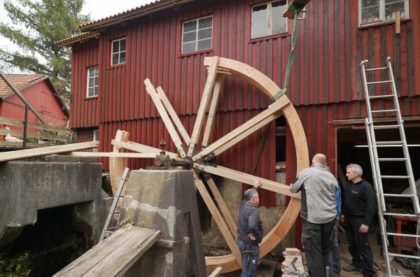 Bild 1 von 4: Handwerkskunst im Schwäbischen Wald: Der Mühlradring der Hundsberger Mühle wird auf die Speichen montiert.