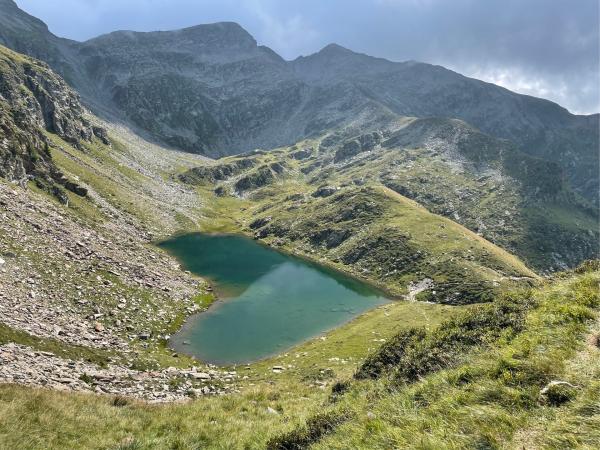 Bild 1 von 2: Der herzförmige Lago di Calvaresc ist das Wahrzeichen des Calancatals.