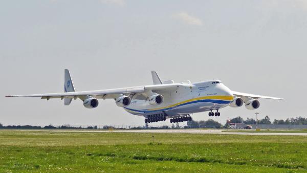 Bild 1 von 3: Die Antonov An-225 erreicht mit 640 Tonnen die größte zugelassene Startmasse aller bisher gebauten Flugzeuge.
