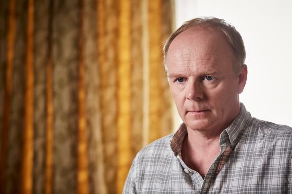 Bild 1 von 6: Simon Duke (Jason Watkins) ist irritiert von seinem Sohn Liam. Was hat der Junge vor?