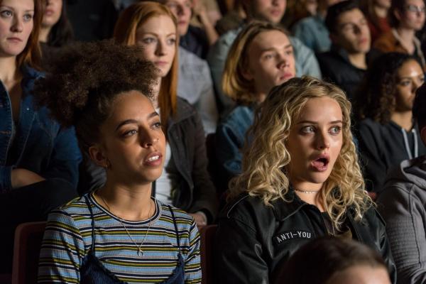 Bild 1 von 10: Tess McNulty (Hayley Law, l.); Mara Carlyle (Katherine Langford, r.)