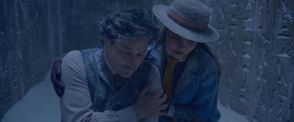 Bild 1 von 3: Darius hat Alistair (Rik Young) in den Winter gezaubert. (rechts Theodosia, Eloise Little)