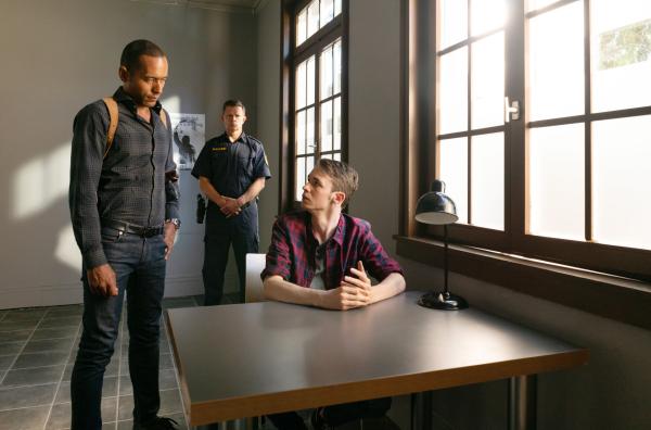 Bild 1 von 4: Jerry (Peter Marton, links mit Komparse, hinten) verhört Sebi (Benjamin Weygand, rechts).