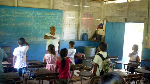 Bild 1 von 4: Zum Unterricht in San Mariano gehört auch das Singen der Nationalhymne Nicaraguas.