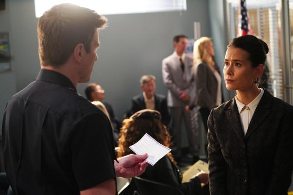 Bild 1 von 2: Susan Baker (Shi Ne Nielson) übermittelt John Nolan (Nathan Fillion) eine wichtige Botschaft.