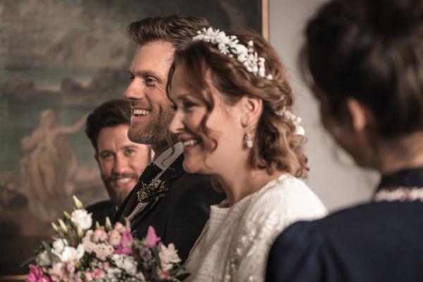 Bild 1 von 9: Der schönste Tag in ihrem Leben: Lena Lorenz (Judith Hoersch, 2.v.r.) und Quirin Pankofer (Jens Atzorn, 2.v.l.) heiraten. Ihre Trauzeugen  sind Schorschi Striebel (Sebastian Edtbauer, l.) und natürlich Lenas beste Freundin Julia Obermeier (Liane Forestieri, r.).
