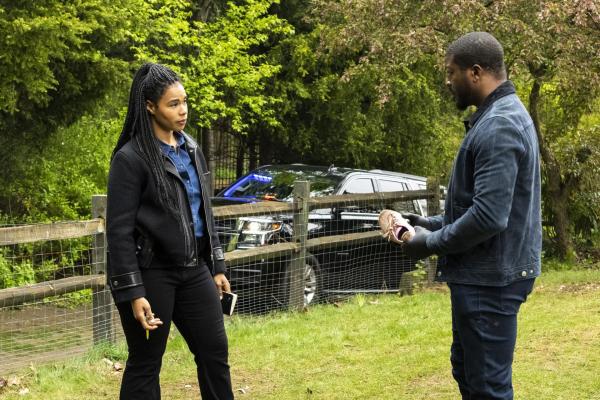 Bild 1 von 10: Sheryll Barnes (Roxy Sternberg, l.); Ray Cannon (Edwin Hodge, r.)