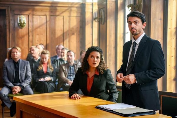 Bild 1 von 22: Im Bild: Serge Falck (Pitzer), Alina Fritsch (Journalistin), Claudia Kottal (Sandra Dorner), Simon Schober (Anwalt).