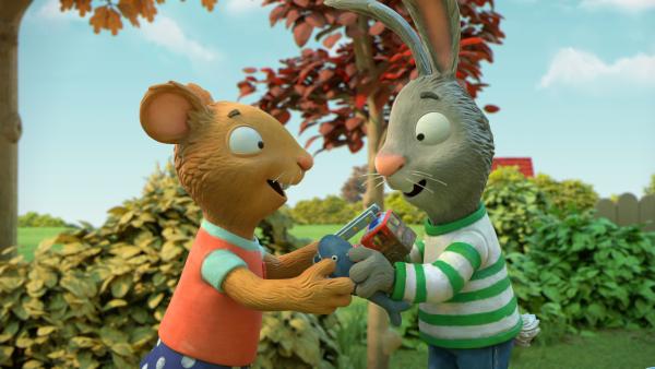 Bild 1 von 1: Feuerwehrauto gegen Knuddel-Hai getauscht, Pip und Posy sind glücklich.