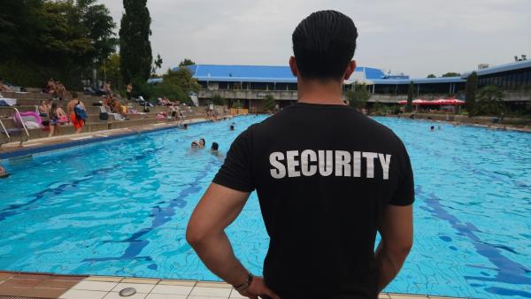 Bild 1 von 5: Wenn der Bademeister nicht mehr ausreicht: Ein Security-Mitarbeiter im Sport-Paradies Gelsenkirchen.
