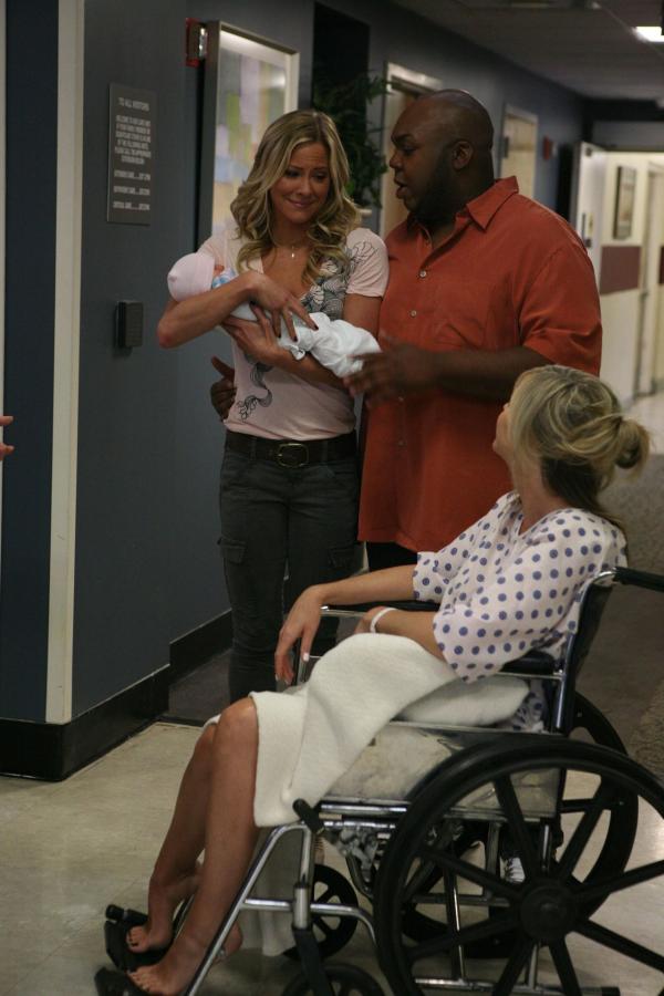 Bild 1 von 13: Carmen (Brittany Daniel, l.); Nick (Windell Middlebrooks, r.); Dee Reynolds (Kaitlin Olson, vorne)