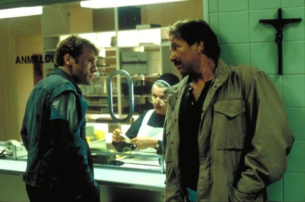 Bild 1 von 4: Klaus Mandel (Christoph Waltz, l.); Horst Schimanski (Götz George, r.)