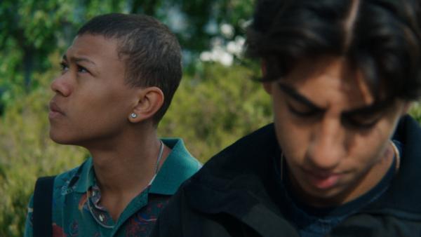 Bild 1 von 4: Benjamin (Emil Sesay Stenseth, l.) erscheint in Elias' (Sam Ashraf, r.) Gedanken immer wieder und scheint ihm Ratschläge zu geben.