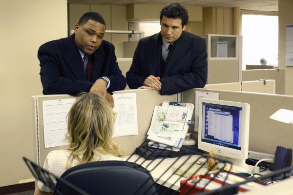 Bild 1 von 5: (l-r) Anthony Anderson as Det. Kevin Bernard, Jeremy Sisto as Det. Cyrus Lupo -- Photo by: Will Hart/NBC