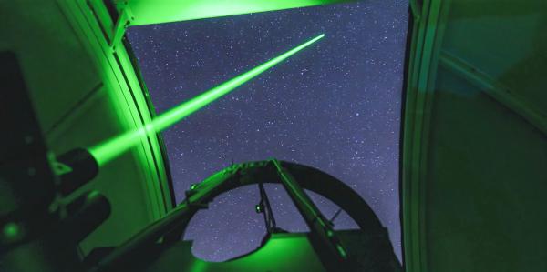 Bild 1 von 7: Am Teide-Observatorium auf Teneriffa wollen Wissenschaftler mit einem Laser die Flugbahn von Weltraumschrott verändern.
