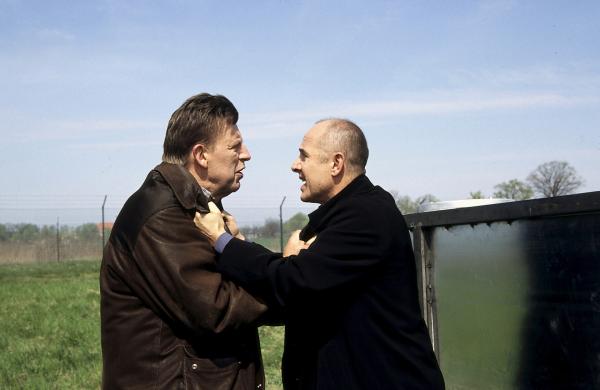 Bild 1 von 1: Dr. Robert Kolmaar (Ulrich Mühe, r.) und Kommissar Joe Hoffer (Jörg Gudzuhn, l.) suchen verzweifelt nach einer Möglichkeit, das Attentat zu verhindern.