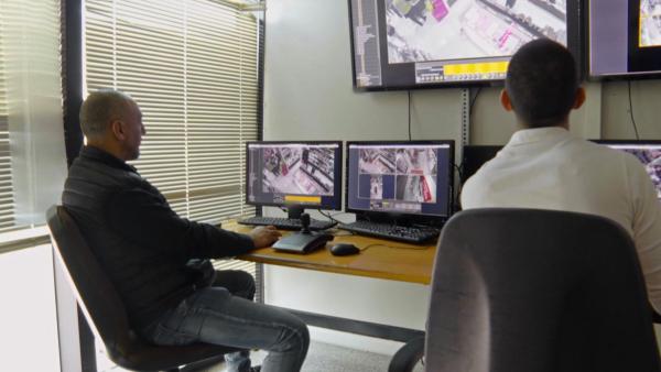 Bild 1 von 3: Konzentriert und aufmerksam: Die Beamten werten die Aufnahmen mehrerer Kameras aus, um brisante Fälle aufzudecken.
