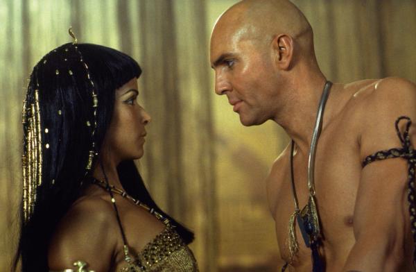 Bild 1 von 17: Wollen ihre Liebe erneut aufleben lassen: Imhotep (Arnold Vosloo, r.) und Anck Su Namun (Patricia Velasquez, l.) ...