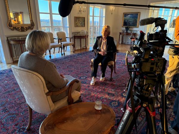 Bild 1 von 7: Katrin Eigendorf (r.) im Interview mit der isländischen Präsidentin Halla Tómasdóttir (l.) in Bessastaðir in Island.
