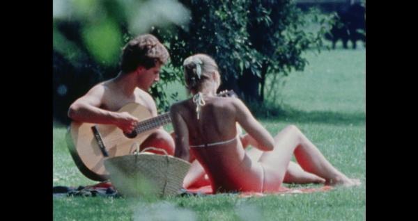 Bild 1 von 1: Die Sonne und eine Gitarre - Parkszene in den späten Siebzigerjahren.