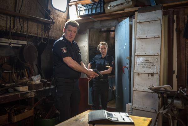 Bild 1 von 11: Hans (Bruno F. Apitz, l.) und Franzi (Rhea Harder-Vennewald, r.) müssen feststellen, dass es sich bei dem Streit um eine Tonbandaufnahme handelt. Was hat das zu bedeuten?