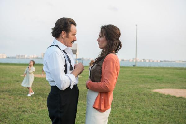 Bild 1 von 7: Robert Mazur (Bryan Cranston, l.); Evelyn Mazur (Juliet Aubrey, r.)