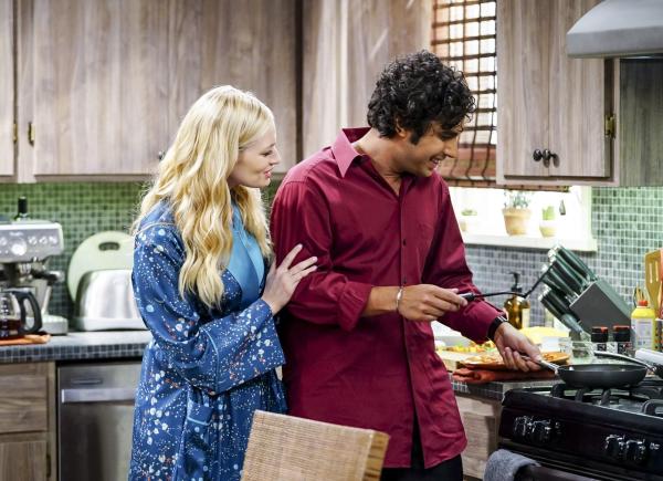 Bild 1 von 18: Raj (Kunal Nayyar, r.) genießt die Zeit mit seiner neuen Flamme Nell (Beth Behrs, l.), bis er erfährt, dass sie verheiratet ist ...