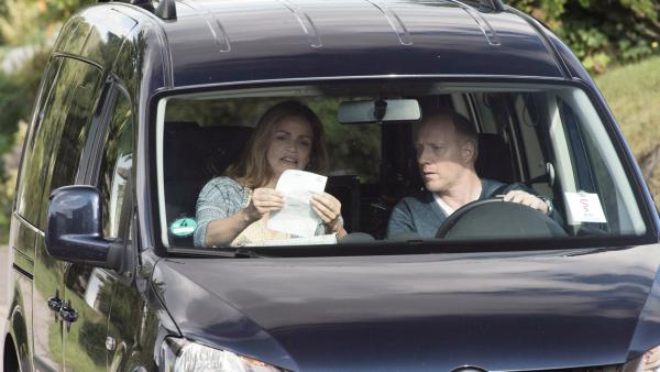 Bild 1 von 4: Die erste Bewährungsprobe für Landarzt Dr. Wegner (Simon Schwarz) und seine neue Versorgungassistentin Vera (Rebecca Immanuel).