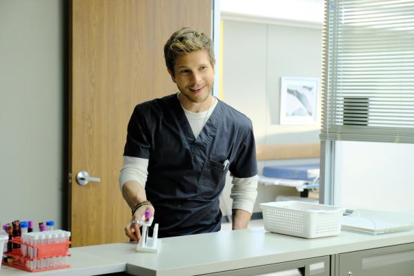 Bild 1 von 18: Dr. Hawkins (Matt Czuchry) geht für seine Patienten ein hohes Risiko ein, das ihn sogar seinen Job kosten könnte ...