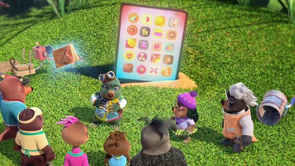 Bild 1 von 3: Maulwurf Moley versucht seine Mitmaulwürfe zu beruhigen, die vorsichtig das merkwürdige Viereck betrachten, das mitten in den Park vom Himmel gefallen ist.© ZDF/Two Daughters Entertainment Ltd 2022/ZDF Enterprises - Honorarfreie Verwendung gemäß AGB im engen inhaltlichen redaktionellen Zusammenhang mit genannter Sendung bei Nennung \