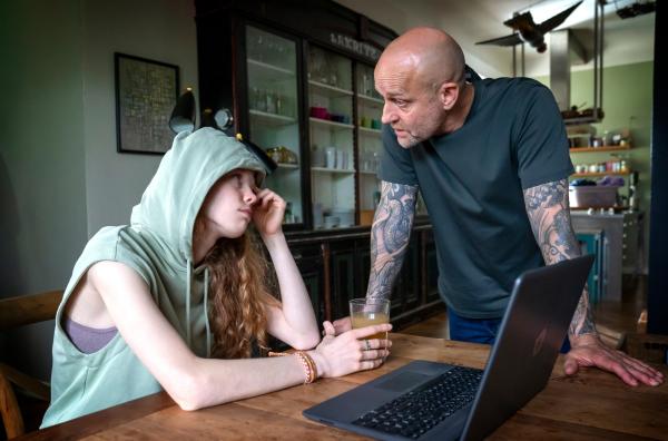 Bild 1 von 8: Emmi (Bella Bading, l.) hat die ganze Nacht gefeiert. Papa Robert (Jürgen Vogel, r.) kennt genau die kleinen Hausmittel, die bei Kater helfen.