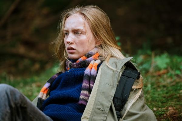 Bild 1 von 8: Lisa Abel (Mina-Giselle Rüffer) passieren merkwürdige Dinge. Auf dem Weg zu einem Mitschüler hat sie eine unheilvolle Begegnung im Wald.