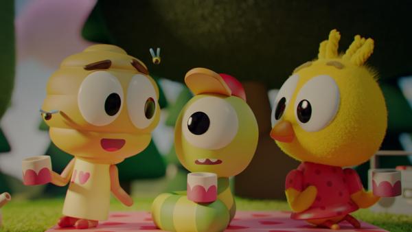 Bild 1 von 4: Während Flora (links) und Karla (rechts) weiterhin im siebten Himmel schweben, hat Glitsch (Mitte) keine Lust mehr auf die Turtelei. Er möchte lieber Piraten spielen.