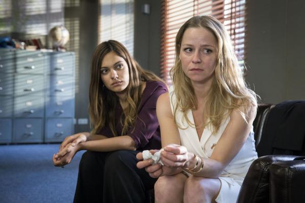 Bild 1 von 5: Olivia Fareedi (Nilam Farooq, l.); Lea Brixner (Theresa Scholze, r.)