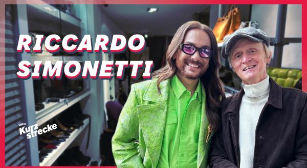 Bild 1 von 2: Heute bekommt ihr Riccardo Simonetti, Pierre M. Krause und ? Pralinen. Die Kurzstrecken-Pralinen sind ummantelt mit Wortspielen, so geschmackvoll wie belgische Schokolade, und gefüllt mit einem Kern aus zartschmelzend