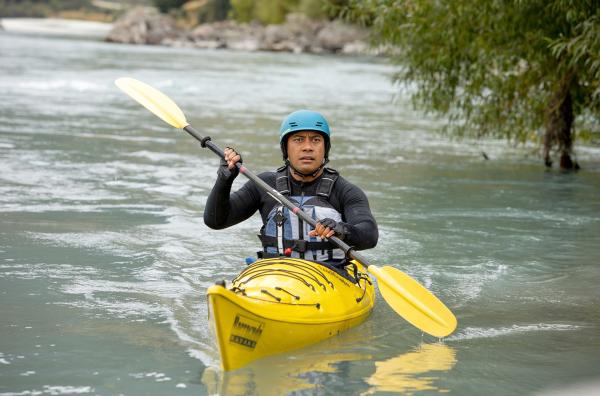 Bild 1 von 5: Beim Training für das Coast-to-Coast-Rennen entdeckt Detective Ariki Davis (Dominic Ona-Ariki) etwas an der berüchtigten One Lane Bridge ...
