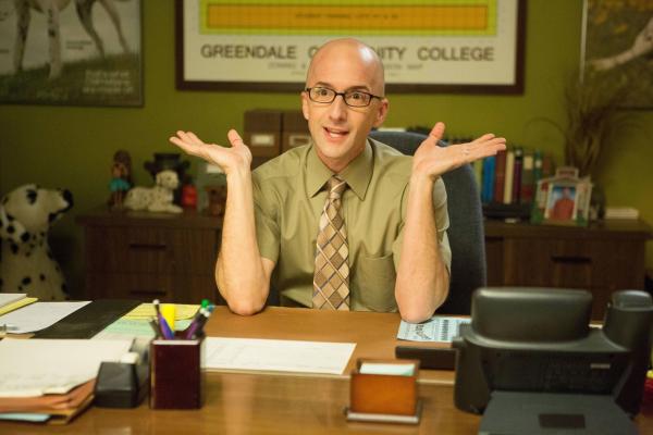 Bild 1 von 23: Studienleiter Pelton (Jim Rash) wünscht sich, dass die Lerngruppe bei medizinischen Untersuchungen mithilft ...
