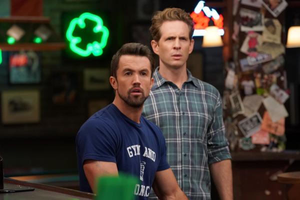 Bild 1 von 8: Mac (Rob McElhenney, l.); Dennis Reynolds (Glenn Howerton, r.)