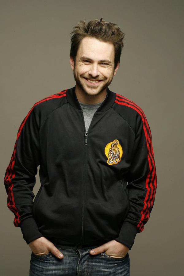 Bild 1 von 20: (3. Staffel) - Charlie Kelly (Charlie Day) ist ebenfalls Mitbesitzer des Paddy's und seit seiner Kindheit mit Mac befreundet ...