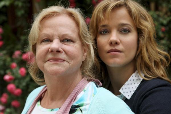 Bild 1 von 5: (v.li.): Marianne Mendt (Leopoldine), Muriel Baumeister (Marie).