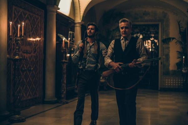 Bild 1 von 8: Daniel (Adam Brody, l.); Tony (Henry Czerny, r.)