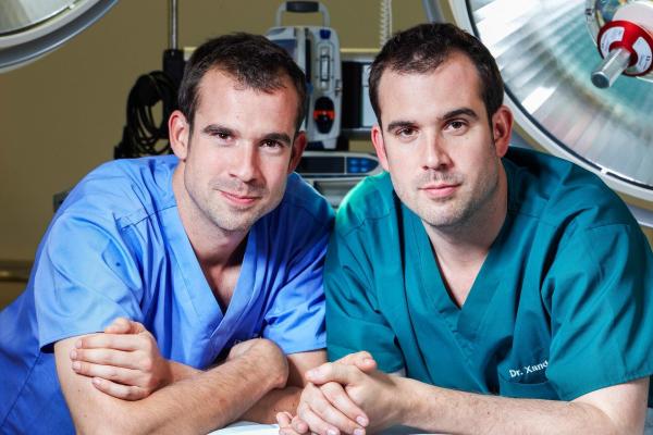 Bild 1 von 10: Im Bild (v.li.): Chris van Tulleken (Dr. Chris), Xand van Tulleken (Dr. Xand).