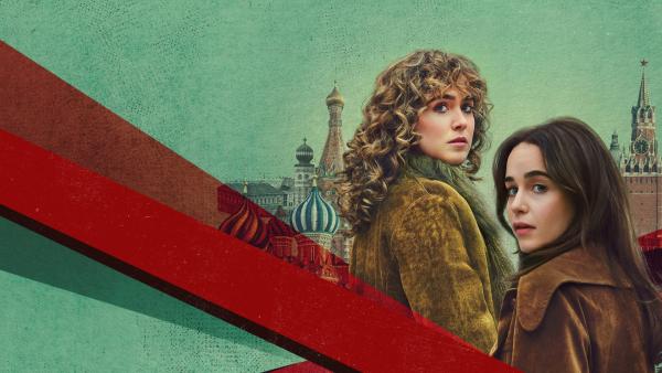 Bild 1 von 2: PONIES -- Episode 103 -- Pictured: (l-r) Haley Lu Richardson as Twila and Adrian Lester as Dane -- (Photo by: Peacock)