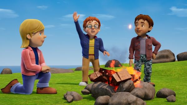 Bild 1 von 3: Ein gemütliches Lagerfeuer konnte bereits in der Steinzeit vor Kälte schützen, Norman muss jedoch lernen, dass es auch Gefahren birgt.