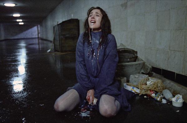 Bild 1 von 4: Etwas Unheimliches hat Anna (Isabelle Adjani) befallen.