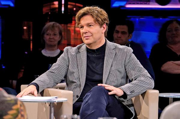 Bild 1 von 5: Moderator Michael Steinbrecher präsentiert das \