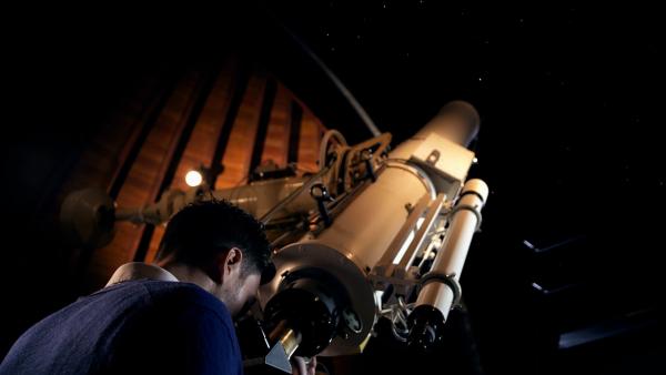 Bild 1 von 6: Seit Galileo das Fernrohr nutzte, versuchen Menschen, die unsichtbaren Geheimnisse des Universums sichtbar zu machen - bis hin zur Suche nach Dunkler Materie und Dunkler Energie.